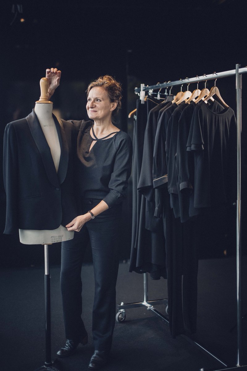 💃Enfin des tenues de scène pour les musiciennes de L'@OrchestreParis ! L'institution a fait appel à la créatrice Anne Willi pour constituer le premier vestiaire des artistes.

➡️ classica.fr/premier-costum…

📸 Denis Allard

#classicamag #orchestredeparis #style #fashion #mode