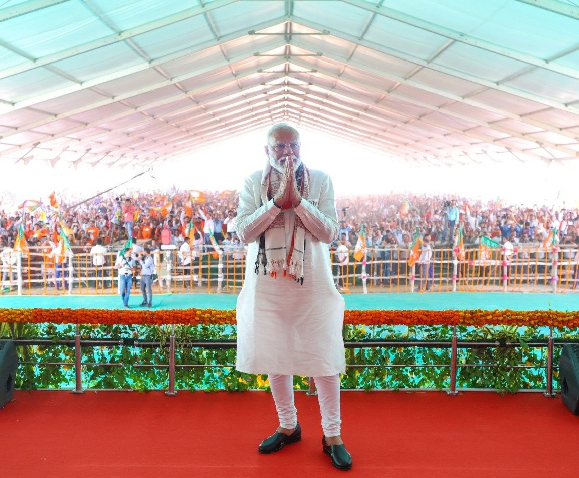 JaikyYadav16's tweet image. 2024 चुनाव के परिणाम को लेकर मेरा अनुमान कुछ इस प्रकार है।

RJD: 13 सीट 
SP: 25 सीट 
कांग्रेस: 110 सीट
INDIA गठबंधन: 260-275 सीट

BJP: 230 सीट 
NDA गठबंधन: 250-260 सीट

यह मेरा अनुमान है, इसके अनुसार NDA गठबंधन को बहुमत मिलते हुए नहीं दिखाई दे रहा है और अगर कहीं बहुमत तक पहुंचा…