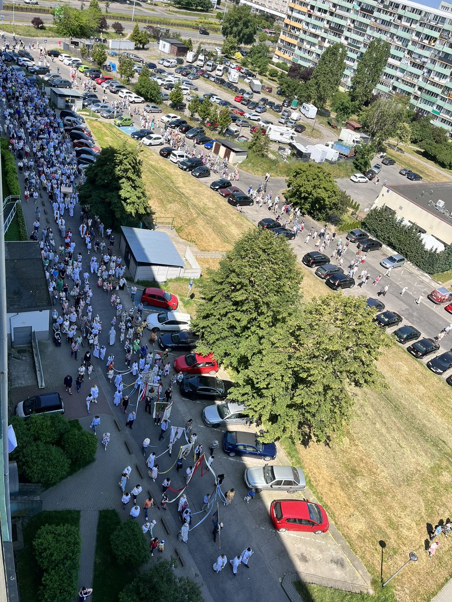 Czy oni muszą się tak afiszować ze swoją wiarą? Ja jestem tolerancyjna ale modlić się mogą w domu a nie tak wychodzić na ulice