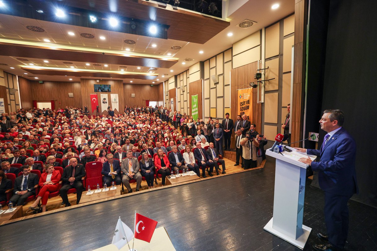 Sosyal Demokrasi Derneği'nce düzenlenen 21'inci Yüzyılda Yeni Sosyal Demokrat Belediyecilik Paneline katıldık. 'Türkiye’deki 409 belediye başkanıma söylüyorum. Ellerindeki anahtar, Cumhuriyetin ikinci yüzyılının ilk genel seçiminde partimizi iktidar yapmanın anahtarıdır.'