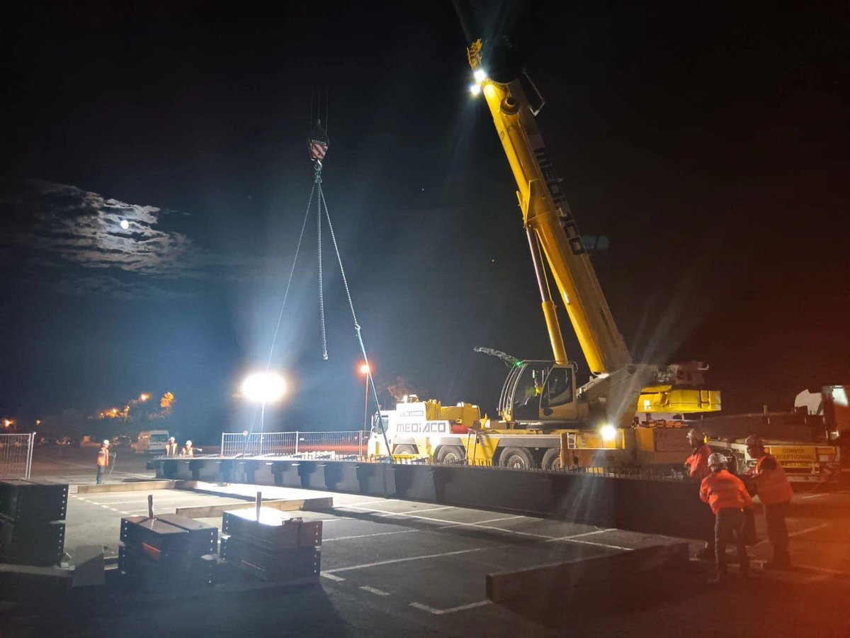 Travaux de nuit sur le chantier de l’élargissement de nos Berges de Siagne à Mandelieu. Voici une partie des structures porteuses de l’ouvrage qui surplombera les flots pour offrir une nouvelle promenade panoramique et sécurisée. Un bel ouvrage de précision réalisé sur mesure.