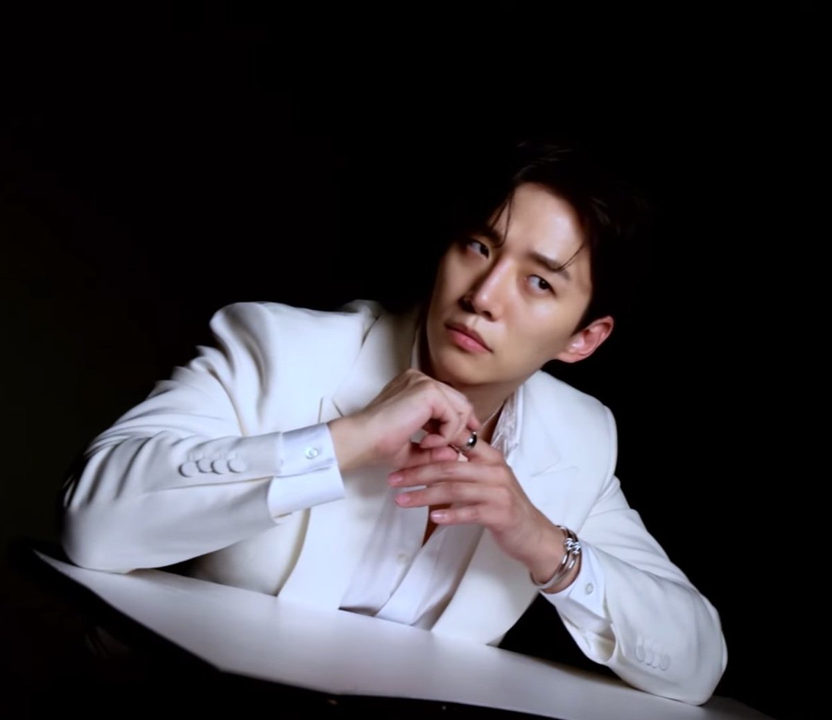 240530 피아제 브이로그💛
화이트 수트 입은 사진 표정..😇

#李俊昊 #ジュノ #이준호 #LEEJUNHO
#PiagetxLEEJUNHO #Piaget