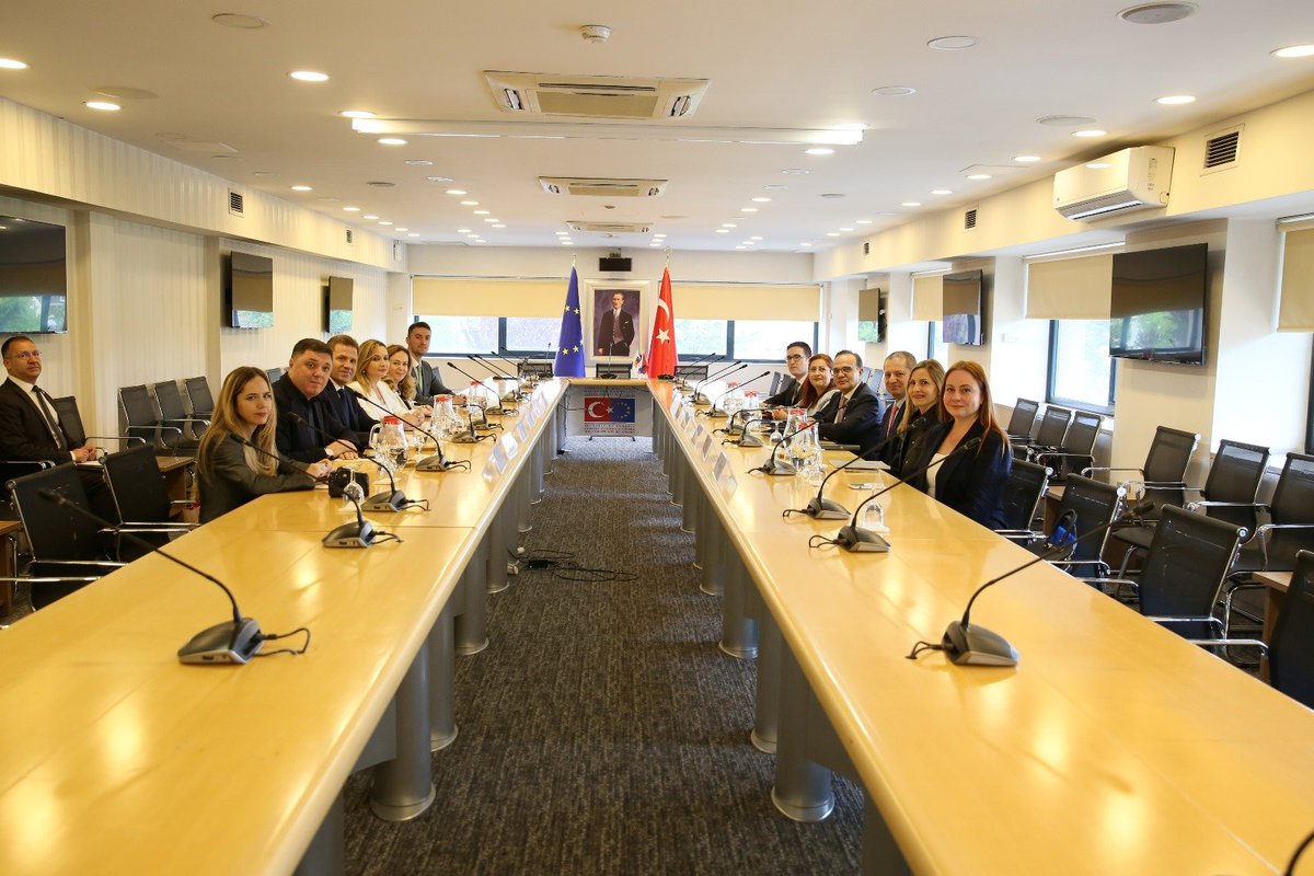Dışişleri Bakan Yardımcısı ve AB Başkanı Büyükelçi Mehmet Kemal Bozay, Arnavutluk Meclisi AB İşleri Komisyonu Başkanı Jorida Tabaku ve beraberindeki heyeti kabul etti. Görüşmede, Türkiye-Arnavutluk ilişkileri, iki ülkenin AB üyelik süreçleri ve bölgesel gelişmeler ele alındı.