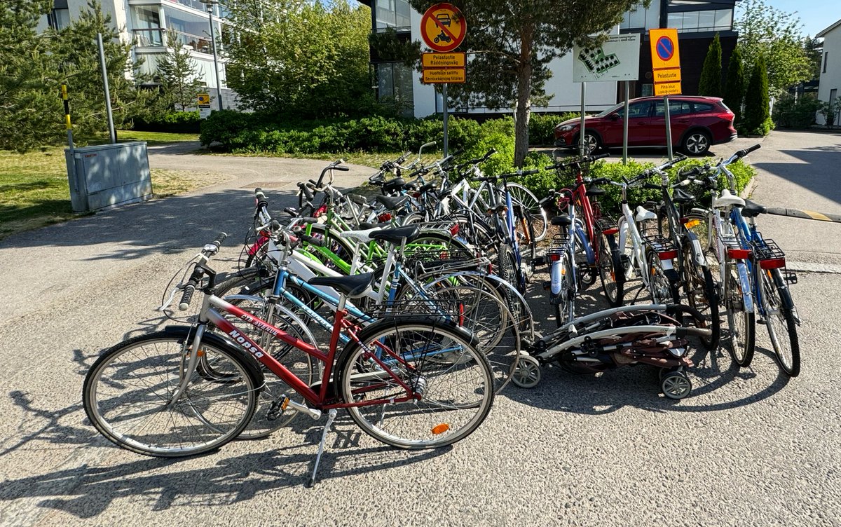 GunRoswall's tweet photo. A day in May in Suburbia #sprinclean #yardcleanup https://t.co/73ZuJTpbRe