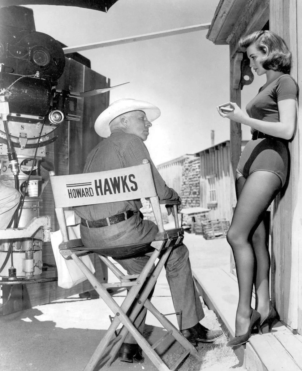 Remembering the late 🇺🇸American film director, producer & screenwriter #HowardHawks (30 May 1896 – 26 December 1977) seen here with Hollywood actress Angie Dickinson on location at the Old Tucson Studios, #Arizona on the set of “RIO BRAVO” (1959)

🎬  #WarnerBros