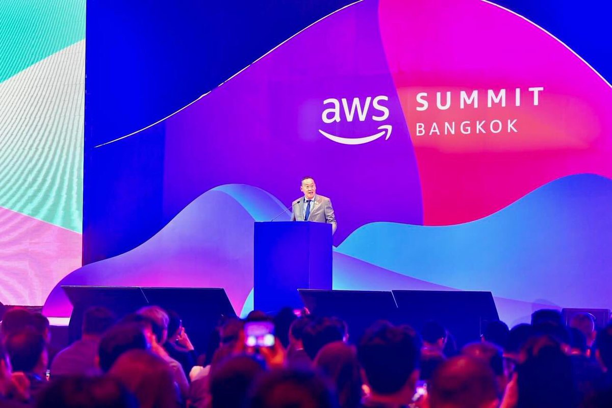 นายกเศรษฐาทยินดี AWS ประกาศลงทุน Data Center ในไทย 1.9 แสนลบ. พร้อมผลักดันใช้ Cloud อำนวยความสะดวกติดต่อราชการ
.
เช้าวันนี้ (30 พ.ค. 67) นายเศรษฐา ทวีสิน นายกรัฐมนตรี เป็นประธานกล่าวเปิดงาน “AWS Summit in Bangkok” ซึ่งจัดโดย Amazon Web Services บริษัทผู้เชี่ยวชาญด้าน Cloud