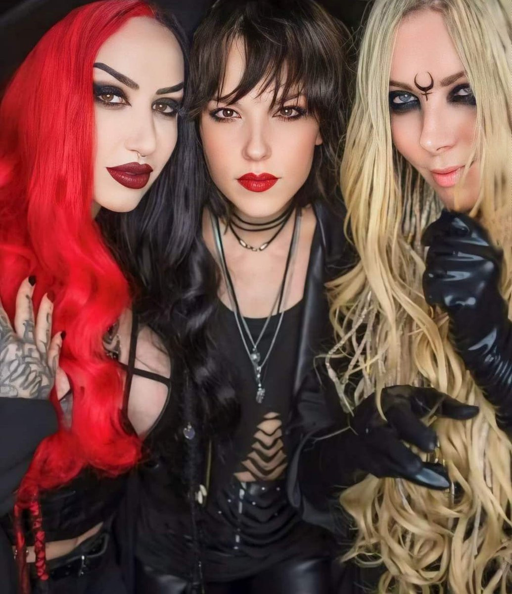 Undergroun55862's tweet photo. Ash Costello, Lzzy Hale & Maria Brink
Halestorm
#halestorm #halestormrocks #halestormfreaks #halestormconcert #halestormfanphoto #halestormfans #halestormfansunite #halestormlive https://t.co/s2YNwVkkZ7