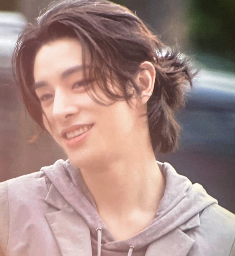 AboutMusicYT's tweet photo. ENHYPEN's Jake debuts a man bun. https://t.co/hBU7kE2X3t