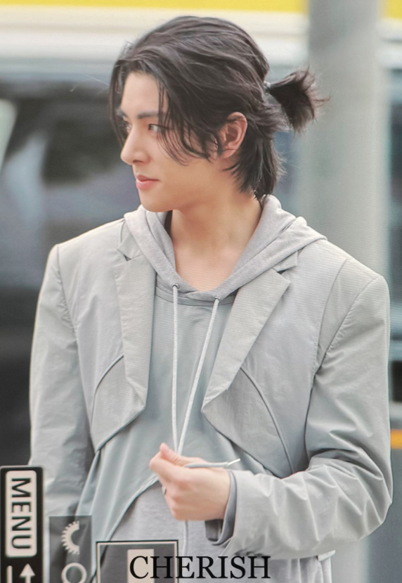 AboutMusicYT's tweet photo. ENHYPEN's Jake debuts a man bun. https://t.co/hBU7kE2X3t