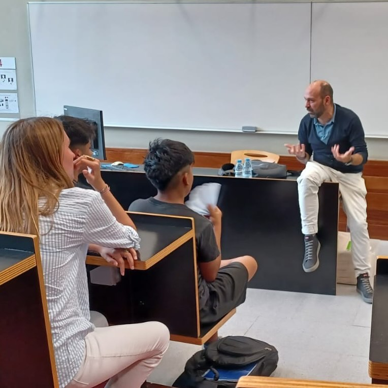 UPFBarcelona's tweet photo. Acte de cloenda del programa #CompartimlaUPF d’enguany. @marcelmauri, comissionat de Política Lingüística, va donar la benvinguda a estudiants de l’institut Fort Pius de Barcelona, que han participat en aquest voluntariat de reforç setmanal de llengua i cultura catalana impulsat per la UPF
