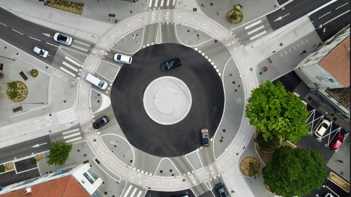 Planbarchitecte's tweet photo. Ouverture du Carrefour des Carmes

Le 25 mai, nous avons eu le plaisir d’ouvrir officiellement, à Clermont-Ferrand le nouveau carrefour des Carmes avec priorité piétons et cycles et les aménagements cyclables sur l’avenue d’Italie.
Merci à tous ceux qui ont œuvré sur ce projet. https://t.co/7KQ7cSFVaH