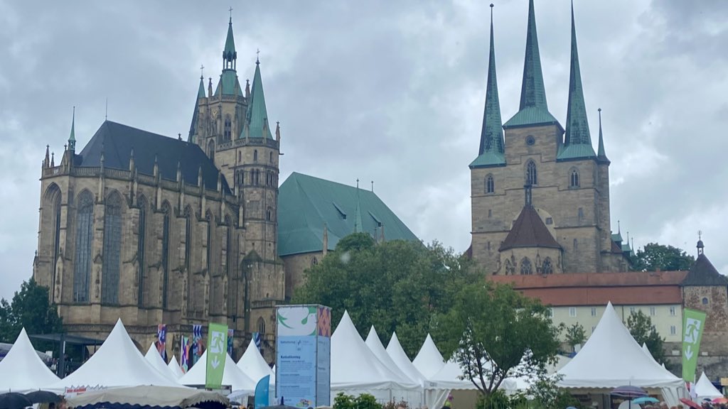 Regen bringt Segen 🌧️👐 Die Kirchenmeile ist eröffnet! 200 Organisationen – die Vielfalt des kirchlichen Lebens und Engagements – ab jetzt auf den zentralen Plätzen in #Erfurt! Kommt vorbei! #kt24 #Katholikentag #Kirche