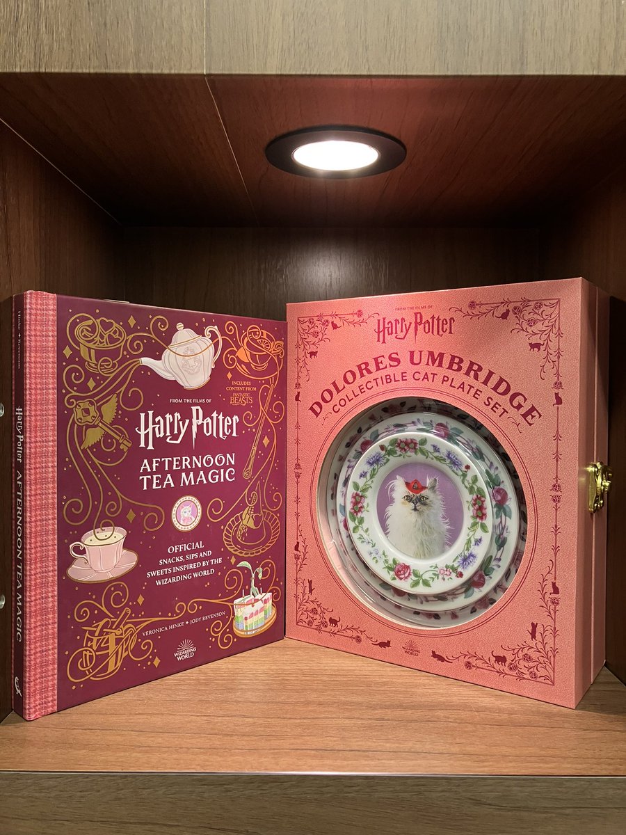 4階洋書】ハリー・ポッターグッズコーナーに、アンブリッジのキャット