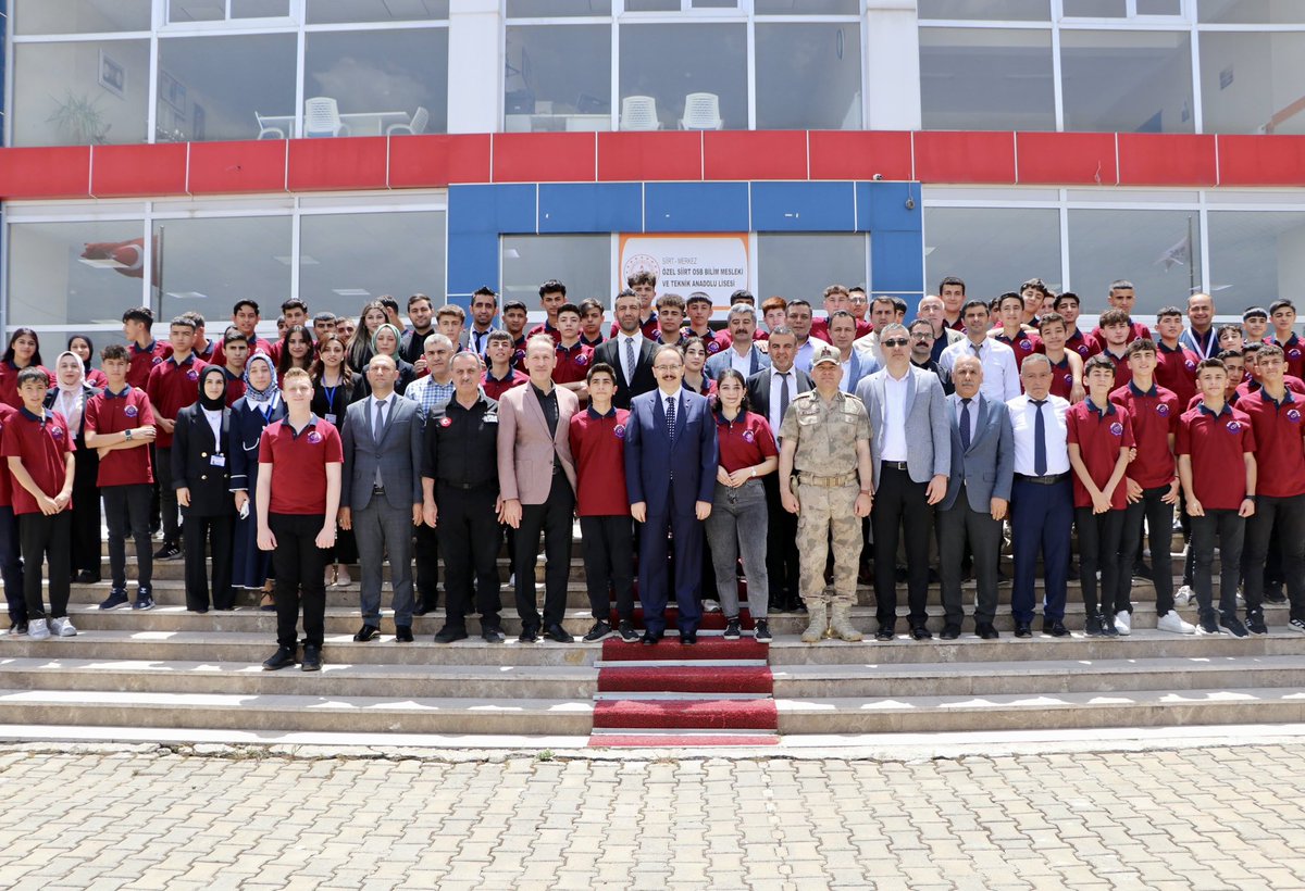 SiirtValiligi's tweet photo. Valimiz Sn.  @Dr_KemalKzlkaya, Siirt Bilim Teknik Koleji'ni ziyaret etti. 🏫

Okulun genel durumu, çalışmaları ve okulda yürütülen projeler hakkında bilgi alan Vali Kızılkaya, yıl sonu Bilim Fuarı Sergisi'nde öğrencilerle buluştu. 🔬👩‍🔬🧑‍🔬

Bilim fuarı sergisini gezerek inceleyen Vali Kızılkaya, öğretmen ve öğrencileri kutladı.👏

Mesleki eğitimin geleceğimize yapılan en değerli yatırım olduğunu belirten Vali Kızılkaya,”Sanayide ara eleman ihtiyacımızı bu Okullarımızdan karşılanması noktasında valilik olarak her türlü desteği veriyoruz. Destek vermeye devam edeceğiz”dedi.

📍Siirt OSB

#EğitimİlkÖnceliğimiz
#MeslekEğitimi 
#Siirt