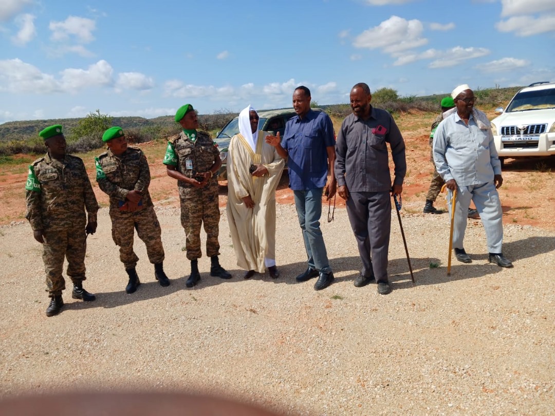 ATMIS_Somalia's tweet photo. Taliyaha Ciidanka #ENDF #ATMIS ee saldhigga milateri ee Garbahaarrey Gaashaanle Sare Zewdu Dobamo Edede ayaa Talaadadii kulan la qaatay ugaaska bulshada, Ugaas Maxamed Ugaas Xaashi iyo hoggaamiyaha degmada, Imaan Caddow Kaarshe. Waxay ka wada hadleen iskaashiga amniga iyo dib-u-dhiska ku socda garoonka diyaaradaha Garbahaarrey. Mashruuca ayaa deegaanka u furi doono ganacsiga iyo dhaqdhaqaaqyada bulsho-dhaqaale.

Ugaas Xaashi iyo Caddow Kaarshe ayaa uga mahadceliyay ATMIS dadaalkooda sii socdo, halka Gaashaanle Sare Zewdu uu ammaanay wada-shaqeynta si wax looga qabto caqabadaha bulshada loona joogeeyo nabadda iyo xasilloonida. #ATMISIyoQeybaheeda
