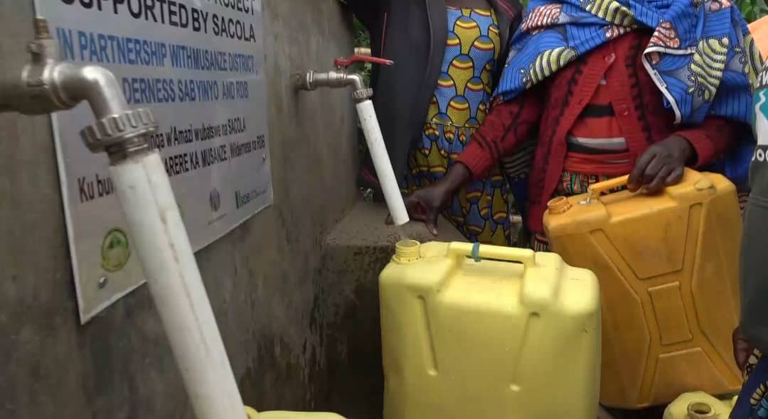 flashfmrw's tweet photo. Abatuye mu kagari ka Ninda #NyangeSector @MusanzeDistrict,baravuga ko batakivoma amazi mabi ava mu birunga yabateraga indwara kuko abarenga ibihumbi 15 muri uyu murenge begerejwe amazi meza.Ubuyobozi bw'akarere bubasaba kuyabungabunga kuko byaba bibabaje kumva ko aribo bayangije. https://t.co/0ltjk2WCtf