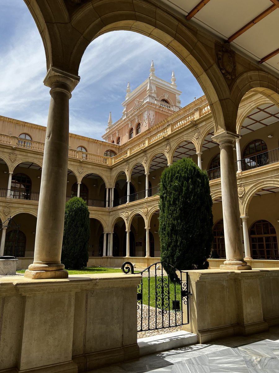 AELex_twit's tweet photo. En el claustro del antiguo convento de la Merced de @UMU, hoy en silencio, resuenan todavía los ecos del X Congreso Internacional de Lexicografía Hispánica de @AELex_twit, que la semana pasada reunió durante tres días intensos a más de 130 participantes. Dentro hilo 🧵 https://t.co/C8BjyplvJ2