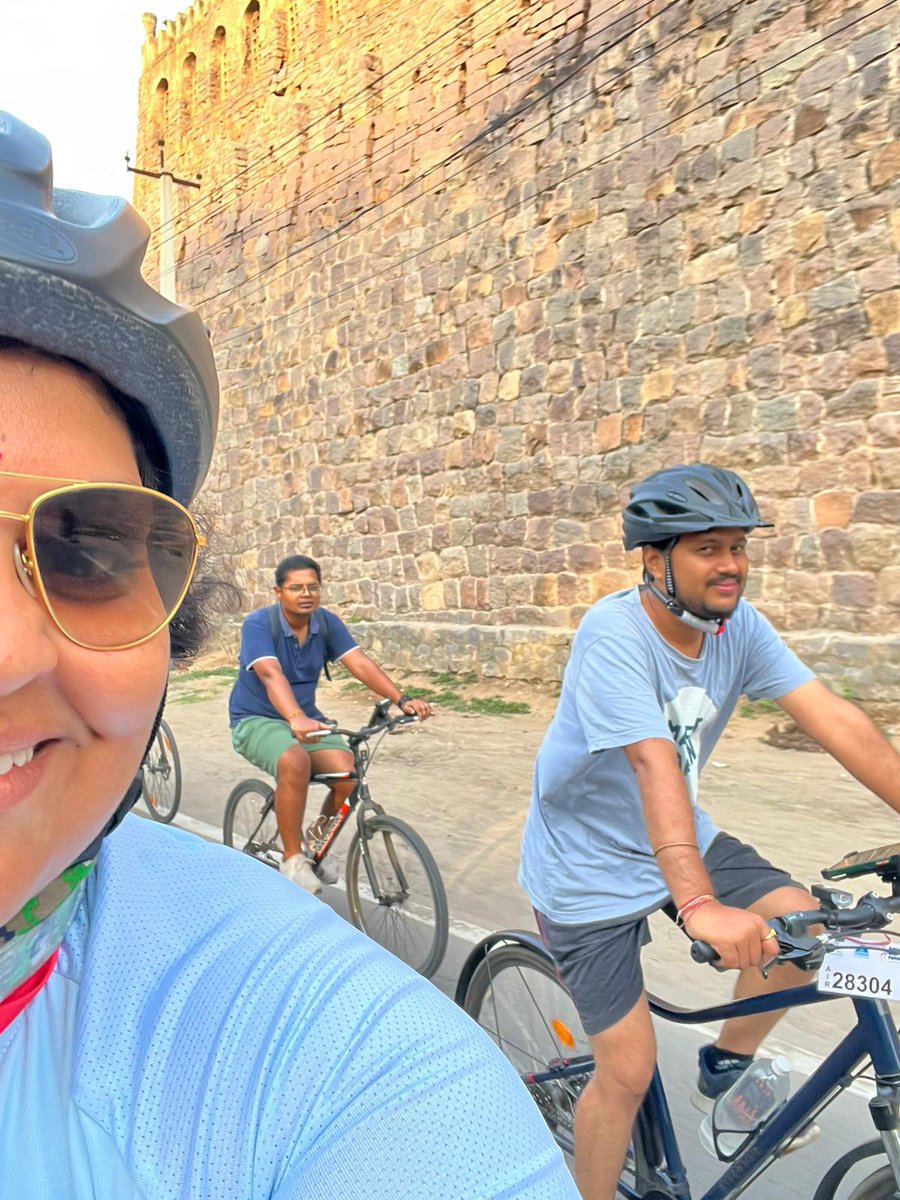 #HyderabadLovesCycling
#HappyHyderabad cyclist #Heritage ride to Golkonda Fort 
In support of a campaign about #ActiveMobility adoption in Hyderabad 
Walk < 1 km
Bicycle <  5 km
Public Transport > 5 km
#HyderabadCyclingRevolution 
#CyclingCommunityOfHyderabad @HydcyclingRev