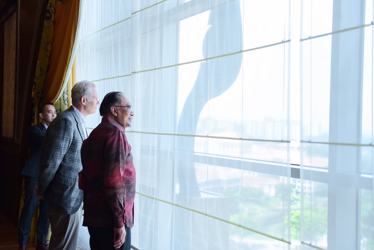 anwaribrahim's tweet photo. Hari ini saya telah menerima kunjungan hormat daripada Presiden dan Ketua Pegawai Eksekutif Penerbangan dan Antarabangsa, FedEx Corporation (FedEx) Richard Smith dan rombongan.

FedEx adalah syarikat multinasional dalam bidang pengangkutan, e-dagang dan perkhidmatan perniagaan yang telah bertapak di Malaysia sejak tahun 1993. 

Kemudahan yang dimiliki FedEx di Malaysia kini melaksanakan lebih 30 penerbangan dalam seminggu dengan menghubungkan industri tempatan kepada rangkaian global mereka di 220 buah negara dan wilayah.

Dalam pertemuan ini, FedEx memaklumkan cadangan pengembangan perniagaan mereka terutamanya yang melibatkan kemudahan sedia ada di beberapa lapangan terbang di Malaysia. 

Saya juga mendapat maklumbalas positif terkait dengan pendekatan Kerajaan dalam menterjemah agenda Ekonomi MADANI yang digagaskan. 

Antara lain, FedEx melihat cadangan Zon Ekonomi Khas Johor-Singapura (JS-SEZ) sebagai satu lonjakan kerjasama pertumbuhan ekonomi masa hadapan yang perlu dimanfaatkan. 

#MalaysiaMADANI