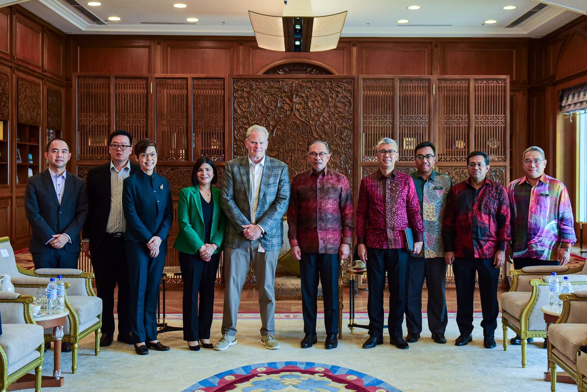 anwaribrahim's tweet photo. Hari ini saya telah menerima kunjungan hormat daripada Presiden dan Ketua Pegawai Eksekutif Penerbangan dan Antarabangsa, FedEx Corporation (FedEx) Richard Smith dan rombongan.

FedEx adalah syarikat multinasional dalam bidang pengangkutan, e-dagang dan perkhidmatan perniagaan yang telah bertapak di Malaysia sejak tahun 1993. 

Kemudahan yang dimiliki FedEx di Malaysia kini melaksanakan lebih 30 penerbangan dalam seminggu dengan menghubungkan industri tempatan kepada rangkaian global mereka di 220 buah negara dan wilayah.

Dalam pertemuan ini, FedEx memaklumkan cadangan pengembangan perniagaan mereka terutamanya yang melibatkan kemudahan sedia ada di beberapa lapangan terbang di Malaysia. 

Saya juga mendapat maklumbalas positif terkait dengan pendekatan Kerajaan dalam menterjemah agenda Ekonomi MADANI yang digagaskan. 

Antara lain, FedEx melihat cadangan Zon Ekonomi Khas Johor-Singapura (JS-SEZ) sebagai satu lonjakan kerjasama pertumbuhan ekonomi masa hadapan yang perlu dimanfaatkan. 

#MalaysiaMADANI