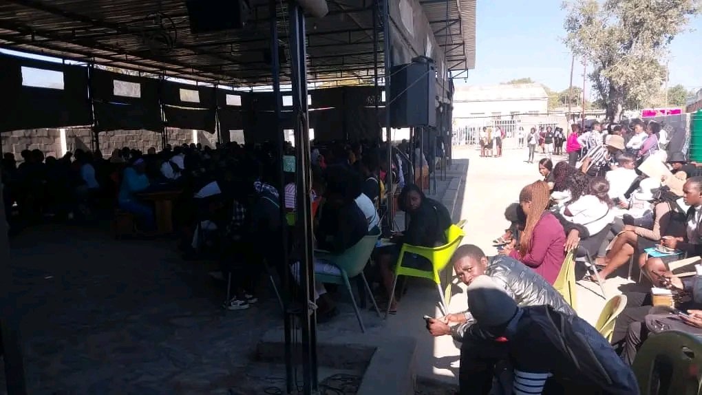 Scores of young people on Thursday morning thronged koSamuriwo in Luveve where they sought to take up an opportunity that has arisen for waitresses. @andrew_samuriwo @ChronicleZim @UmthunywaO