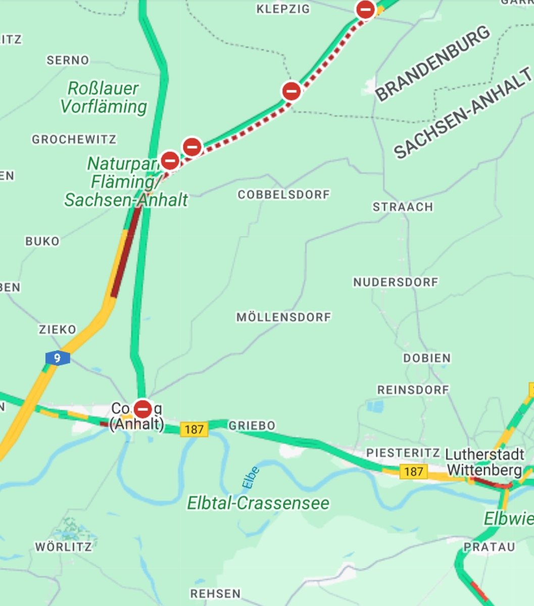 Wie hier einfach fast jeden Tag auf der Autobahn ein Unfall ist und man durch Baustellen (inkl. Sperrungen) und Rückstau kaum vorankommt. Stand eben schon 10 Minuten an der Kreuzung, weil ein LKW diese blockierte.