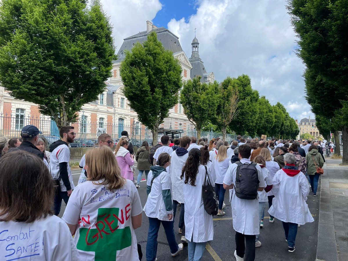 Plusieurs centaines de gérants et de préparateurs en pharmacie venus de toute la #Bretagne manifestent ce jeudi dans les rues de #rennes Ils expriment 'un ras-le-bol contre l'ensemble des mesures qui frappent la pharmacie', le manque de personnel et la pénurie de médicaments