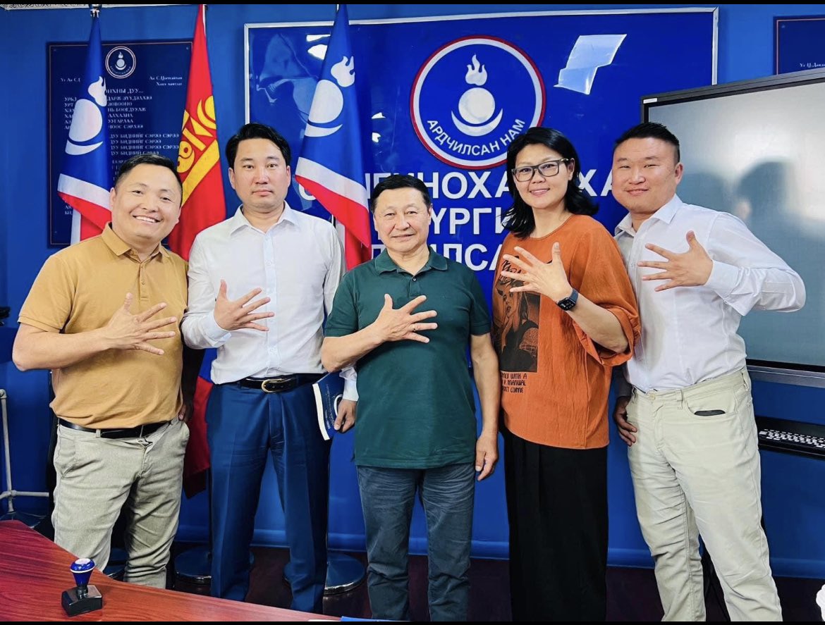 Насаараа л АН ардчилалд саналаа өгсөн....

Ноесоц үзэлтэй Элий гудамжны алилагч нартай нэгдсэн АНархизмд бол одоо гуцөөө.