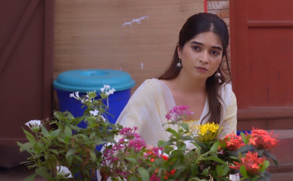 #IshVi imagining each other. Aww. 🥹❤️Bhavika looked pretty in this lehangha. 😍

Ishaan send flower pots for savi. He knows how much savi likes nature. 😊

 #GhumHaiKisiKeyPyaarMeiin #BhavikaSharma #ShaktiArora #IshaanBhosale #SaviChavan