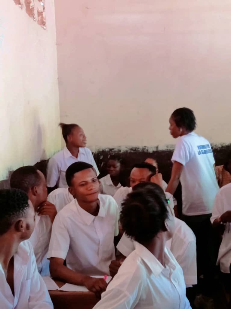nathan_ngongo's tweet photo. #Retour_en_images 

En date du 28 mai 2024, @Asrjrdcongo a sensibilisé les élèves finalistes du Collège Moderne de #Mbuyimayi sur :
1.  Les Généralités sur le cycle menstruel,
2. L'hygiène menstruelle.

Près de 5️⃣0️⃣ élèves avaient pris part à cette causerie éducative.

#Règles https://t.co/JjitrbEaxx