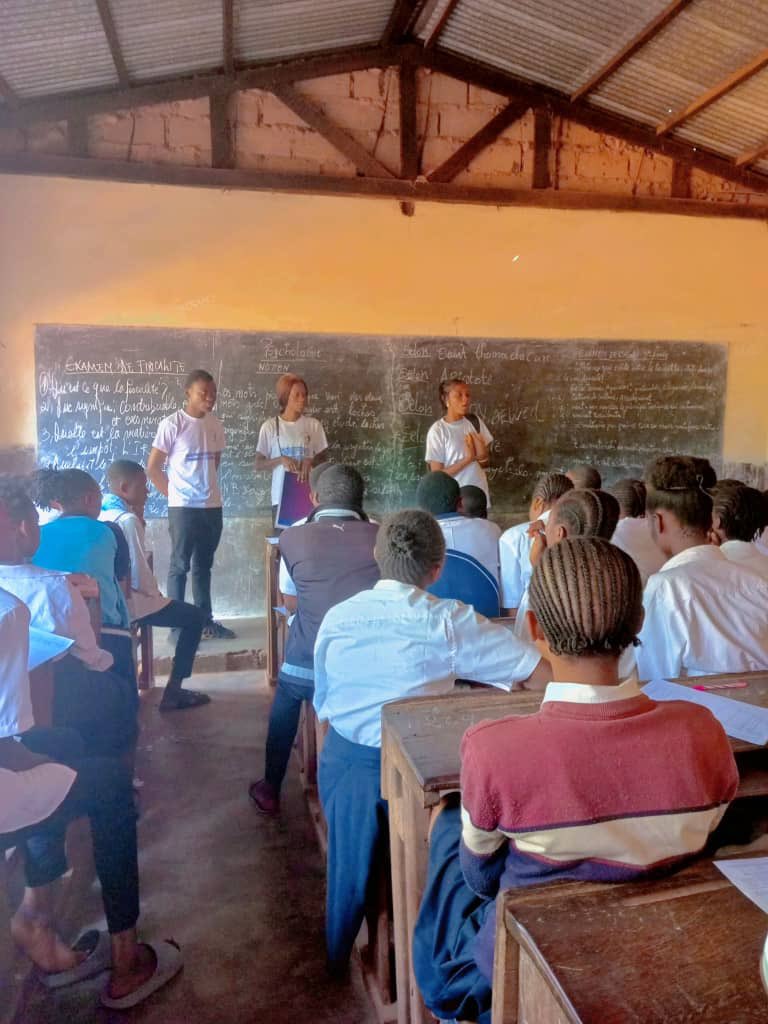 nathan_ngongo's tweet photo. #Retour_en_images 

En date du 28 mai 2024, @Asrjrdcongo a sensibilisé les élèves finalistes du Collège Moderne de #Mbuyimayi sur :
1.  Les Généralités sur le cycle menstruel,
2. L'hygiène menstruelle.

Près de 5️⃣0️⃣ élèves avaient pris part à cette causerie éducative.

#Règles https://t.co/JjitrbEaxx