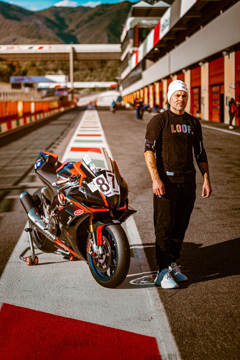 LdoubleOF's tweet photo. 🚀 Based on true dreams... Get a sneak peek of Simone X as @realjstatham 's stand-in, capturing the essence of @ValeYellow46 in The MotoGP Driver during the legendary 2006 battle at Mugello against Loris Capirossi! 🏁 
#MotoGP 
#ValentinoRossi 
#MugelloCircuit 
#LOOF #netflixrecommendations 
#jasonstatham #Netflix