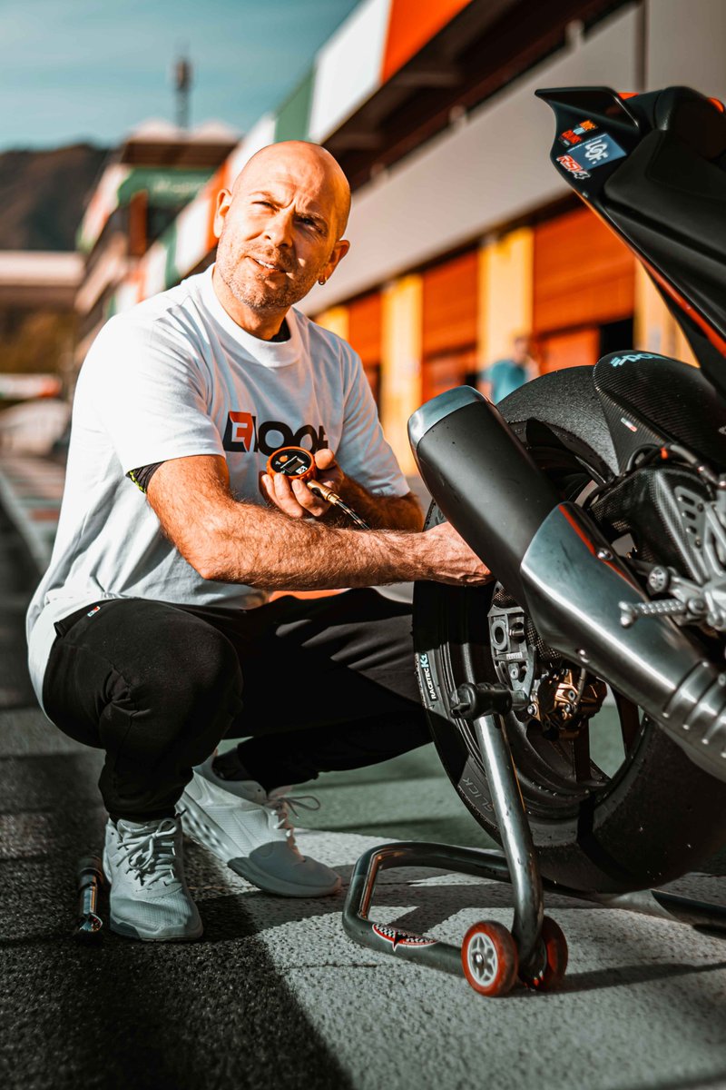 LdoubleOF's tweet photo. 🚀 Based on true dreams... Get a sneak peek of Simone X as @realjstatham 's stand-in, capturing the essence of @ValeYellow46 in The MotoGP Driver during the legendary 2006 battle at Mugello against Loris Capirossi! 🏁 
#MotoGP 
#ValentinoRossi 
#MugelloCircuit 
#LOOF #netflixrecommendations 
#jasonstatham #Netflix