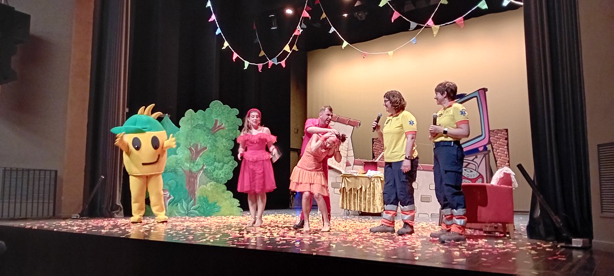 🎭 #ProteccioCivil de la Generalitat porta a #Manlleu l'obra de teatre ❞𝔸 𝕗𝕠𝕔 𝕝𝕖𝕟𝕥❞ per gaudir d'una revetlla segura

Han participat més de 200 alumnes de les escoles Puig Agut, Carme Vedruna i Casals Gràcia.

Més informació a gen.cat/3R5oLv4