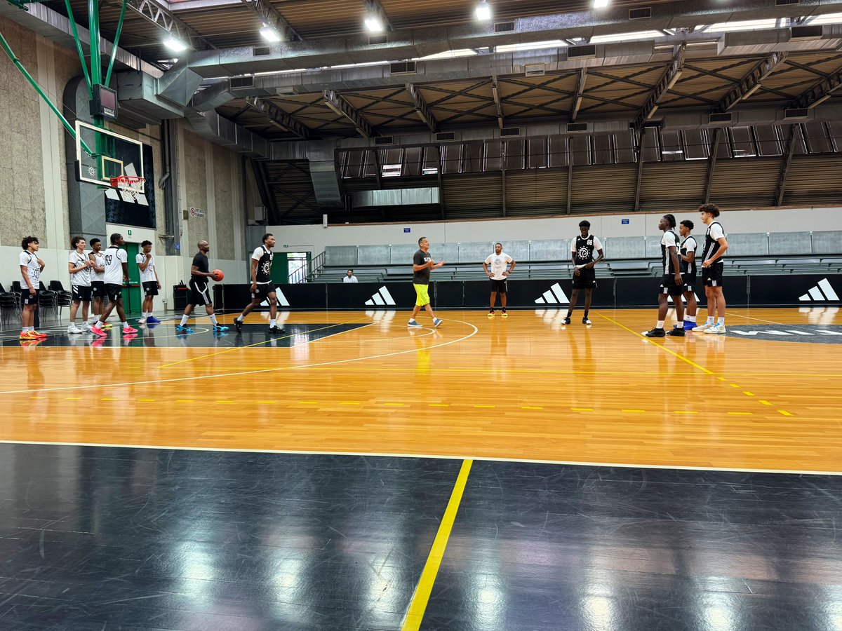 3SSB Select squad in the lab 🧪 with #adidasEurocamp Coaching Director Bill Bayno, NBA champ and current Jazz AC Jason Terry and NBA vet Orlando Johnson.