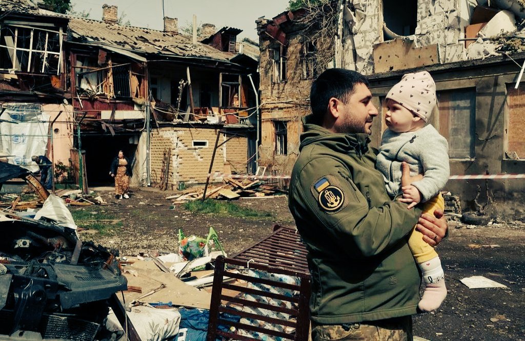 GabryBab10's tweet photo. Nel🌍 e l' 🇪🇺si gioca a scacchi con la vita dei civili sacrificati per le mire territoriali di un despota sanguinario ultra decennale colpevole di #genocidio
 L’indignazione selettiva della società nei confronti delle operazioni militari (illegali) è sconcertante.
#FreeUKRAINEnow https://t.co/hiMThLJZ9c
