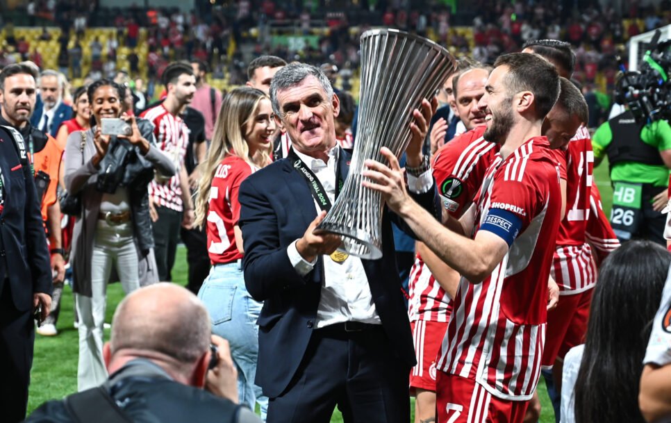 #DATO Mendilibar se convirtió en el SEGUNDO entrenador español en la HISTORIA en ganar dos competiciones europeas diferentes en años consecutivos: 2023 > Campeón de Europa League 2024 > Campeón de Conference League Ya lo consiguió Rafa Benítez en 2004 (UEFA) y 2005 (Champions)