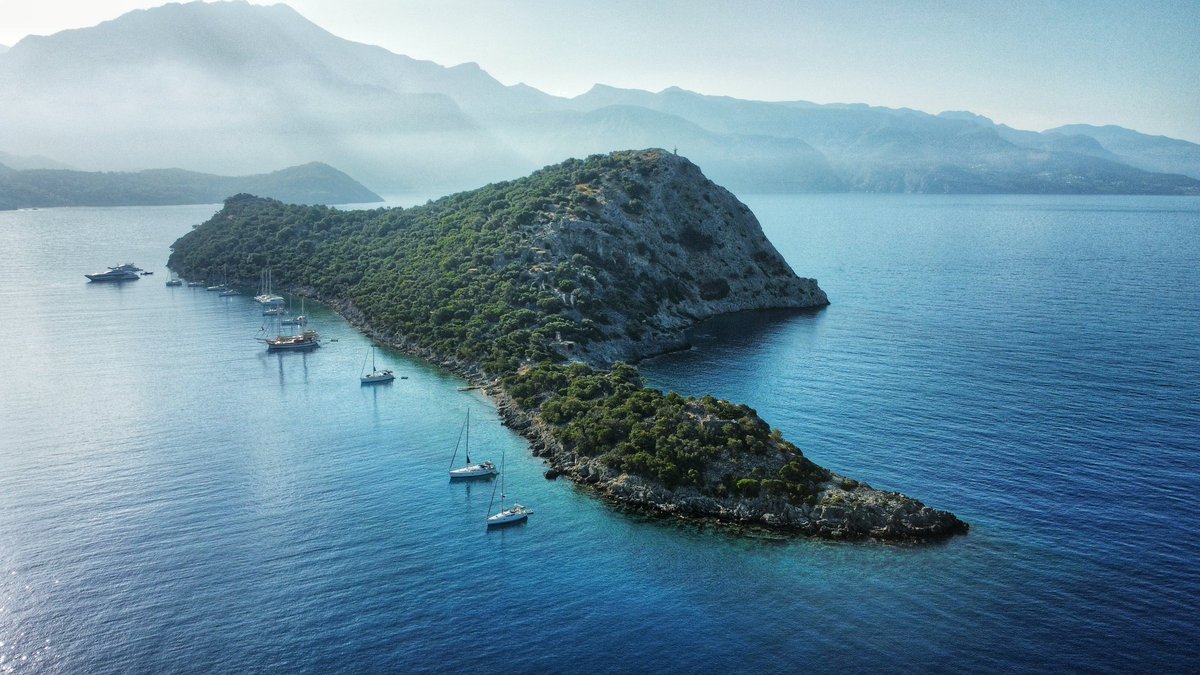 A sunset hike the day before and waking up moored next to Gemiler Island (aka 'St. Nicholas Island') was truly special. The Byzantine ruins of five Greek churches built between the 4th and 6th centuries remain here. 🇹🇷 #dronephotography #Turkey