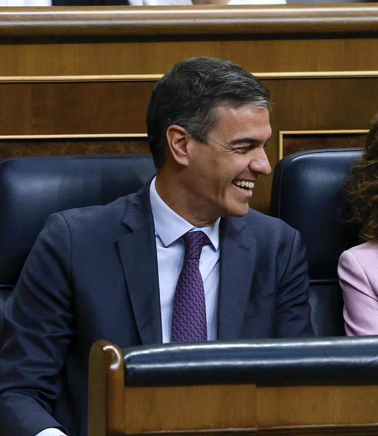 Eres el mayor traidor y cobarde que ha ocupado la Predidencia del Gobierno de España.

Tu cobardía te ha llevado a esconderte en el despacho mientras se debatía el mayor acto de corrupción, rindiendo el Estado de Derecho a los golpistas.

Eres un psicópata y un miserable.