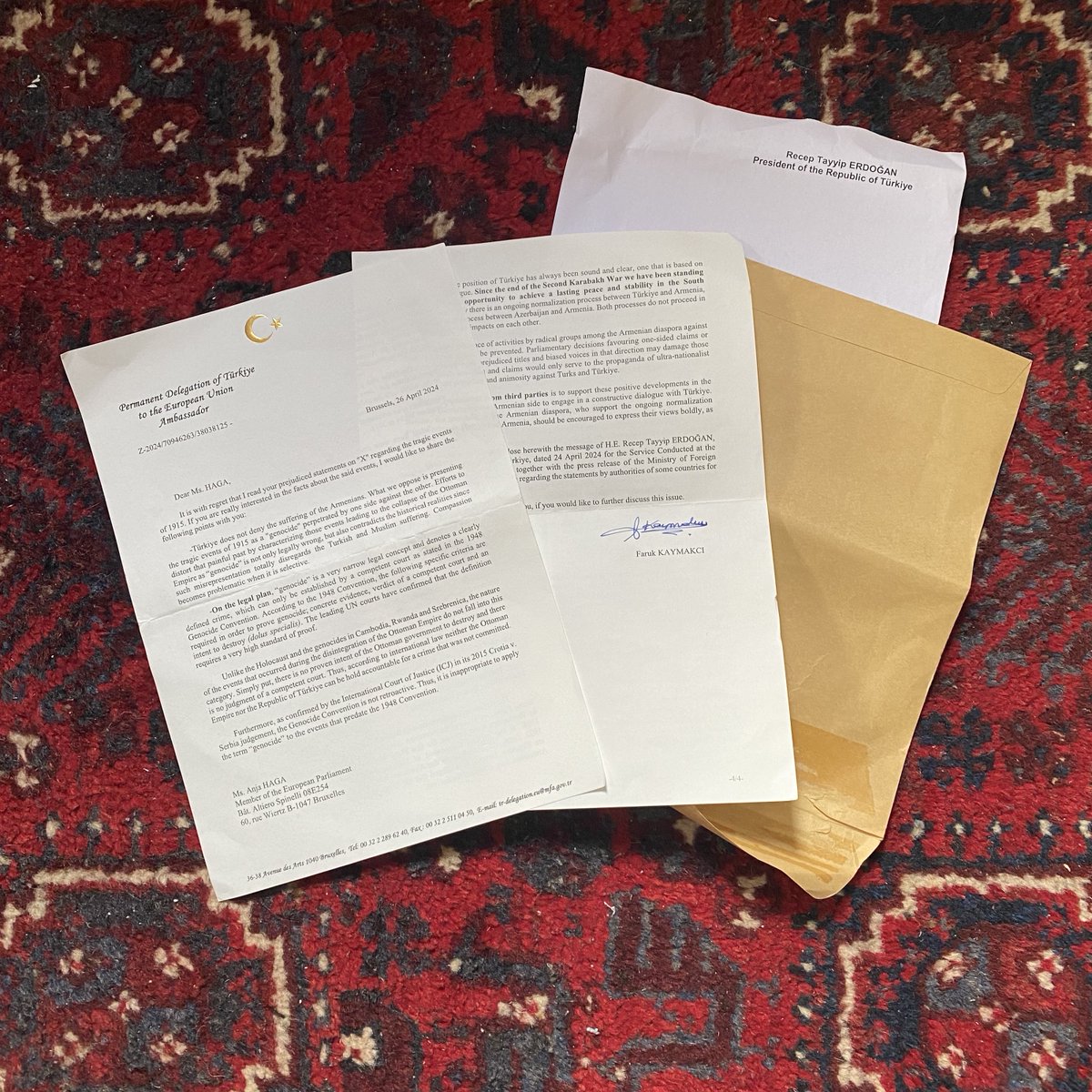 anjahaga's tweet image. Vandaag debatteert de Tweede Kamer over weerbaarheid tegen ondermijning vanuit het buitenland en moet je kijken wat er bij mij op de mat ligt! Een brief van Turkije en Erdogan hoogstpersoonlijk of ik alsjeblieft niet meer over de Armeense genocide wilde spreken. Wat een onzin! Ik…