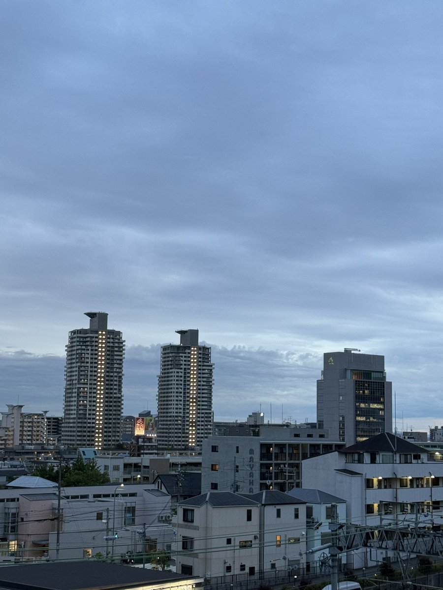 #イマソラ  #いまそら  #キリトリセカイ  #ファインダーの越しの私の世界  #空が好きな人と繋がりたい  #神戸
こんばんは
神戸のそらです。
暗くなってきました。
雲も多く☁️