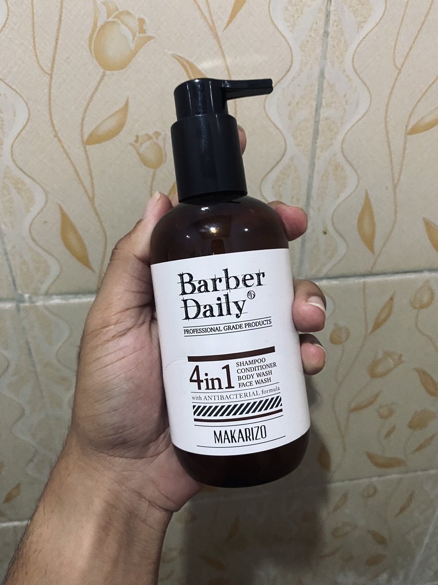 Mulai sekarang kalau liburan ga perlu ribet bawa barang buat mandi,karena  udah ada Barber Daily 4in1 yang shampoo, condi, facewash, dan bodywash jadi 1 , simple dan bagus banget ternyata.
Udah pada cobain belum ?