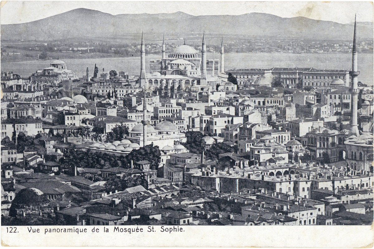 Hagia Sophia i jej okolice.
Turcja.

Zdjęcie datowane na 30.05.1919 r.