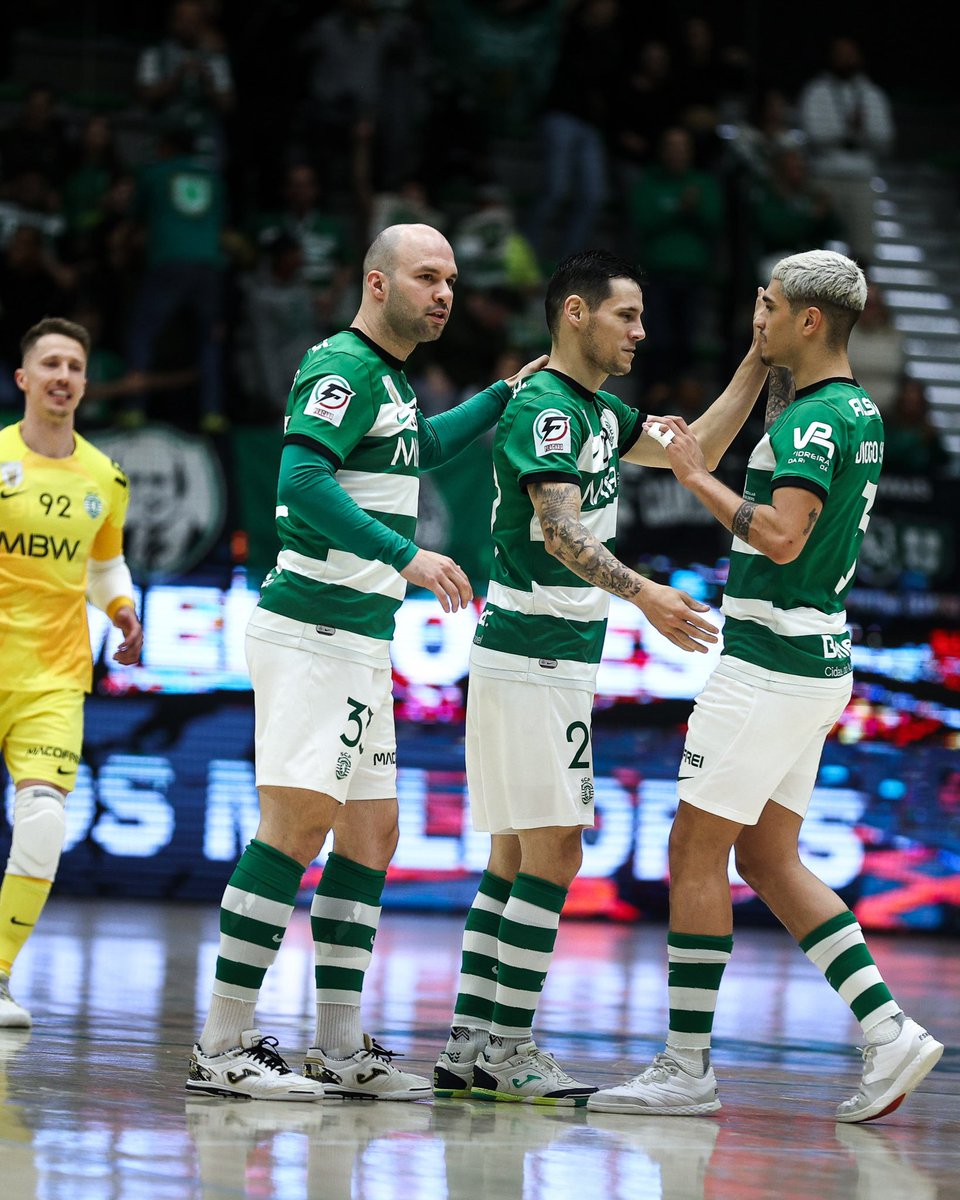 SportingCP's tweet image. As decisões dos playoffs continuam para as #ModalidadesSCP 🟢⚪

O #HóqueiSCP joga no Dragão Arena, com o FC Porto, o 1.º jogo das meias-finais 🏑
⏰ 15h00 📺 Sporting TV

O #FutsalSCP recebe os Leões de Porto Salvo e está a uma vitória da grande final ⚽  
⏰ 15h00 📺 Canal 11