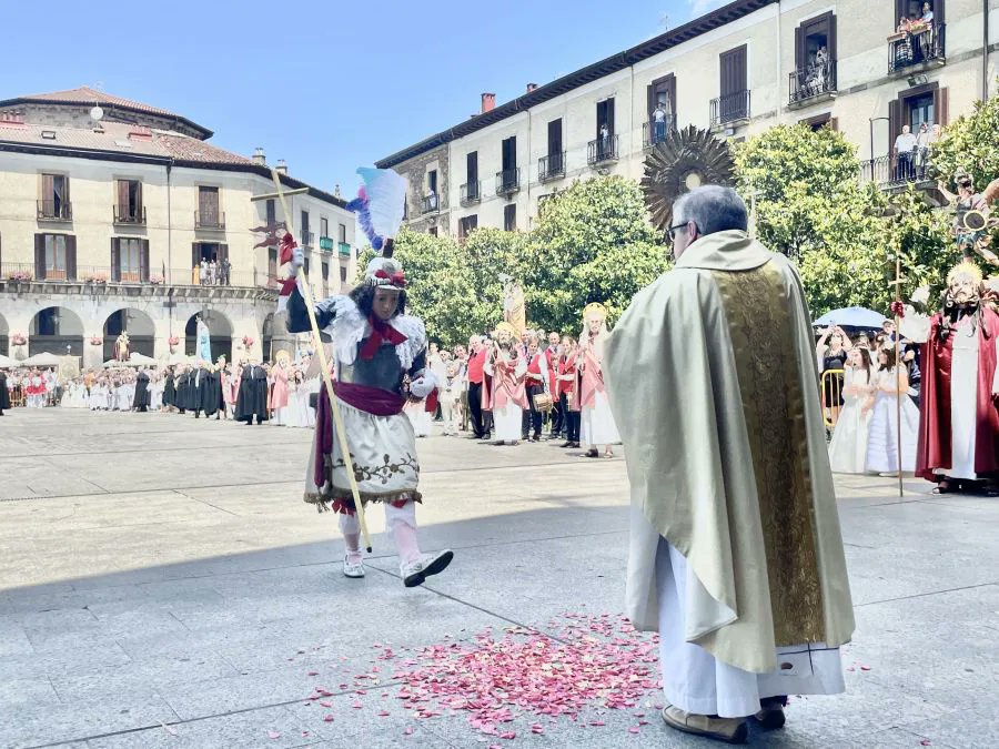Oñati (Guipúzcoa): The Corpus Christi celebration in Oñati features a unique blend of religious and folkloric traditions dating back to 1478. Highlights include the 'dantzaris' (traditional dancers) and personifications of the Apostles, led by Saint Michael.