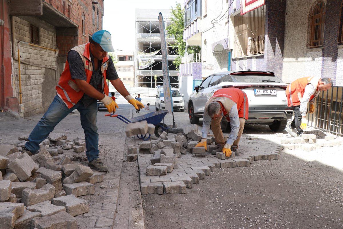 Her Adımda Haliliye👍 🔸Haliliye'mizde deforme olmuş yolları kilitli beton parke döşeme çalışmalarıyla yenilemeye devam ediyoruz. 📍Ahmet Yesevi Mahallesi