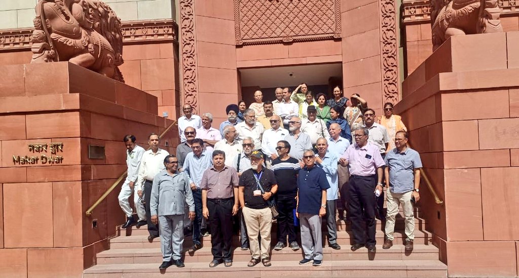 Today, a contingent of Retired Officials of the Parliament of India🏛️🇮🇳 visited the iconic Parliament House Complex, as part of a study📚 visit organised by PRIDE, Lok Sabha Secretariat.

#StudyVisit
#PH
#RetiredOfficials
@LokSabha_PRIDE 
@LokSabhaSectt 
@sansad_tv