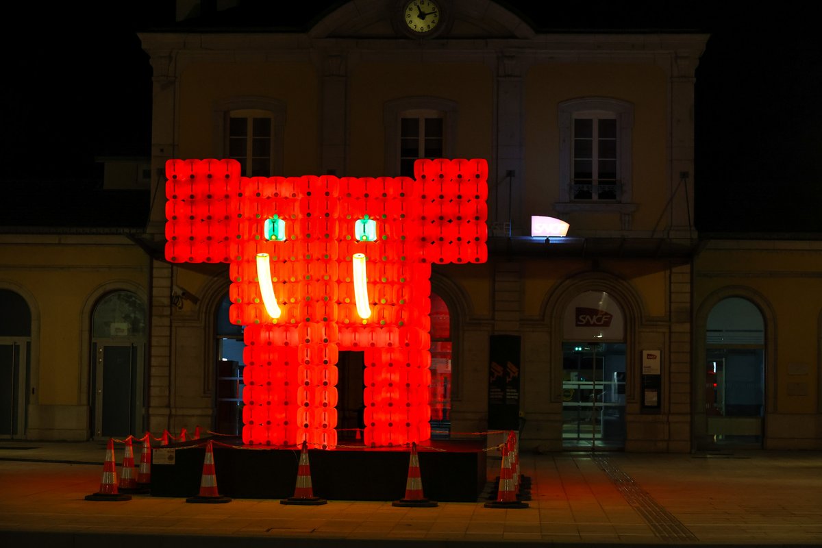 La Zoa : L'Éléphant Rouge, sur le parvis de la gare de Bourg
🐘C'est à la fois un objet lumière, une installation d'art plastique, une sculpture jouet et un mythe urbain moderne.
♻️Ce totem géant est constitué de 800 bidons de polyéthylène recyclés.