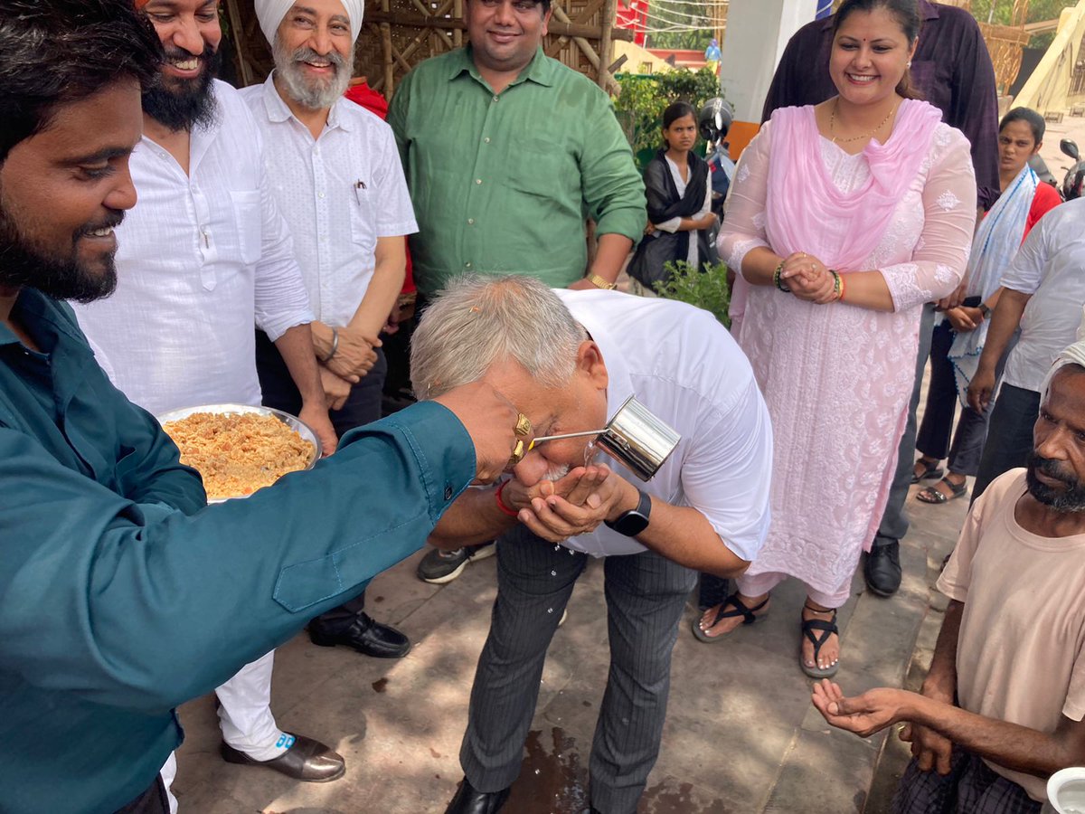 AwasthiAwanishK's tweet photo. #PyauSeva started by UMMEED at #UP Darshan Park with Inderjeet Municipal Commissioner Lucknow. After years drank water from a Ghara in my Chullu and believe me at 1 pm and 46 degrees it was #amrit .
@NgoUmmeed @LMC_Lucknow
#UttarPradesh #Heatwave #summerattack #pyauseva #Lucknow #AwanishKAwasthi