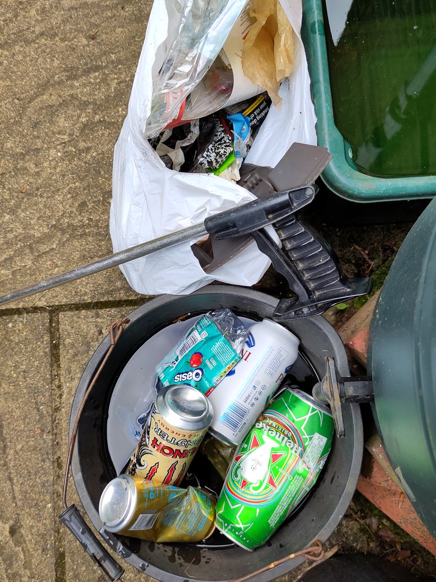 Well that was worthwhile! Commute from work. Recyclables in the bucket ready to rinse and #recycle. #litter @cleanupbritain @KeepBritainTidy